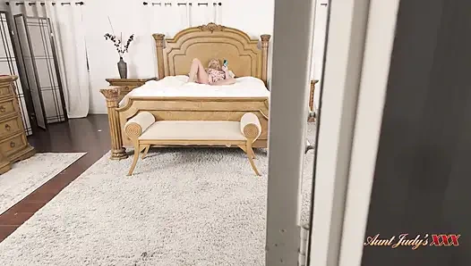 Bibitjudysxxx - ketahuan ibu tirimu yang semok maddie cross lagi asik masturbasi dan dia ngebiarkan kamu bergabung