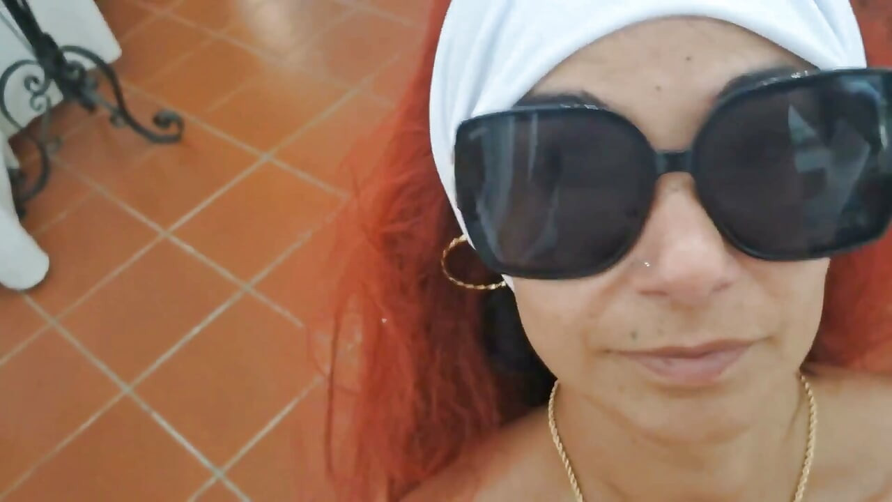 MILF가 성기를 빨고 입에 사정을 하는 장면