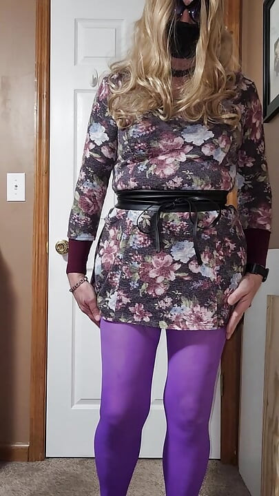 Gay crossdress provoca, se masturba, gozada na minha meia-calça de meia-calça roxa.