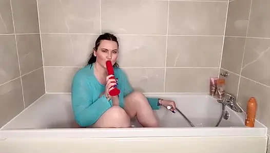 Bayan ffw banyoda amcığı ve oyuncağıyla oynuyor