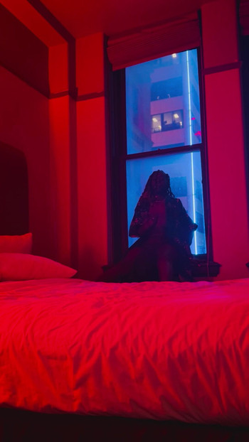 浮気した黒人妻が息子の白人コーチに膣を舐められる。