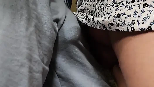 Sie berührt versehentlich den schwanz eines fremden im zug. Er schiebt seinen penis unter ihren rock und kommt