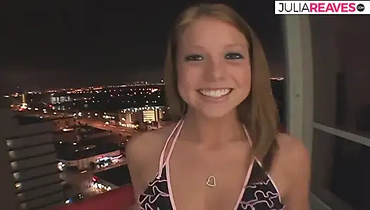 Возбужденная крошка жестко сосет член и трахается