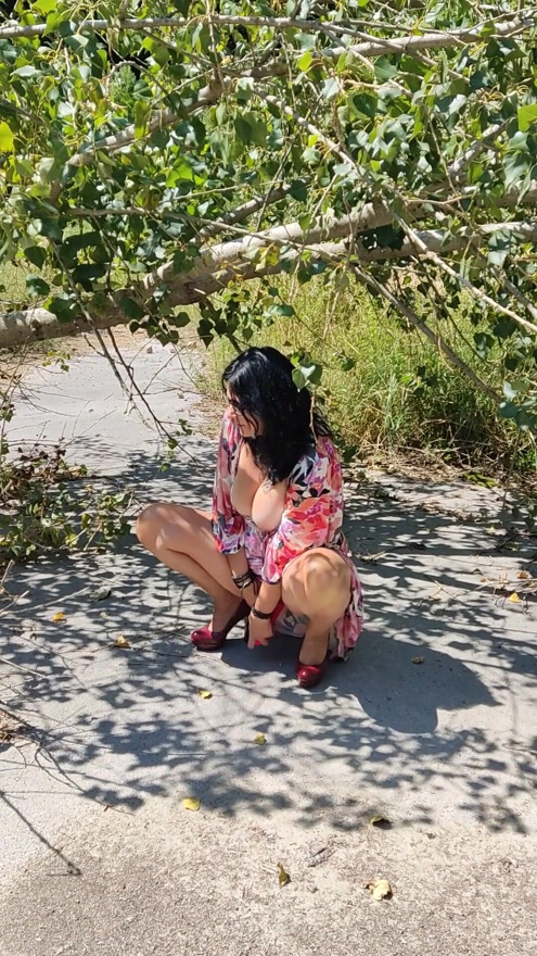 50+ Si cantik matang melancap di luar rumah | Klip 1