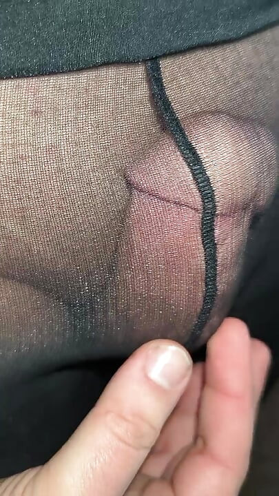 J’ai pris des collants noirs brillants dans le tiroir de sous-vêtements de la mère de mon ami et dès que je les ai mis sur du sperme chaud est immédiatement sorti