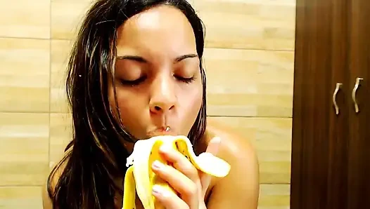 Berani mencicipi sesuatu yang manis dan berair denganku?