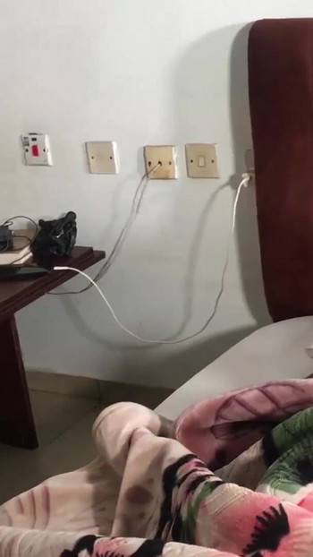 Detik menakjubkan dari "pembersih di hotel saya mengambil batang saya ke dalam pepeknya dan bermain-main dengannya"