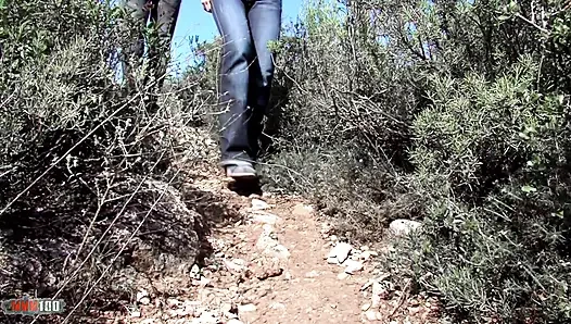 Крошка-блондинка с большими сиськами собирается быть обвисшей от 2 больших члена в двойном проникновении