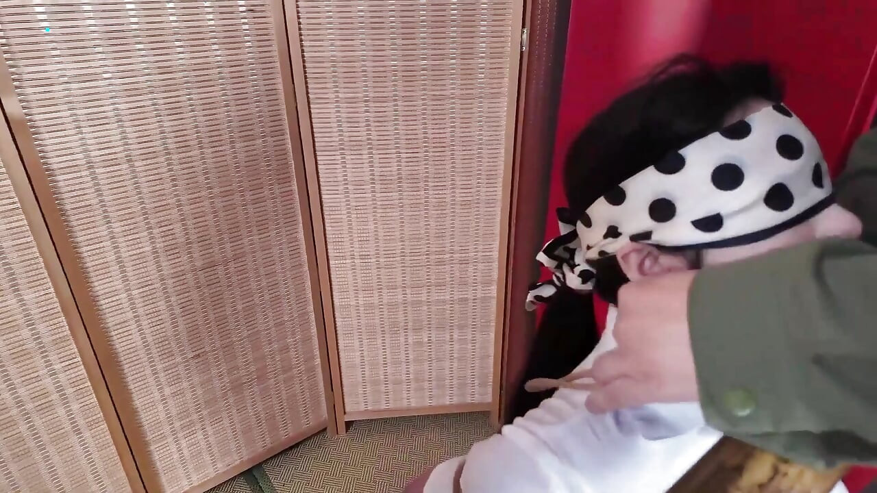 Xr22-女孩被綁在柱子上並受到紀律處分。