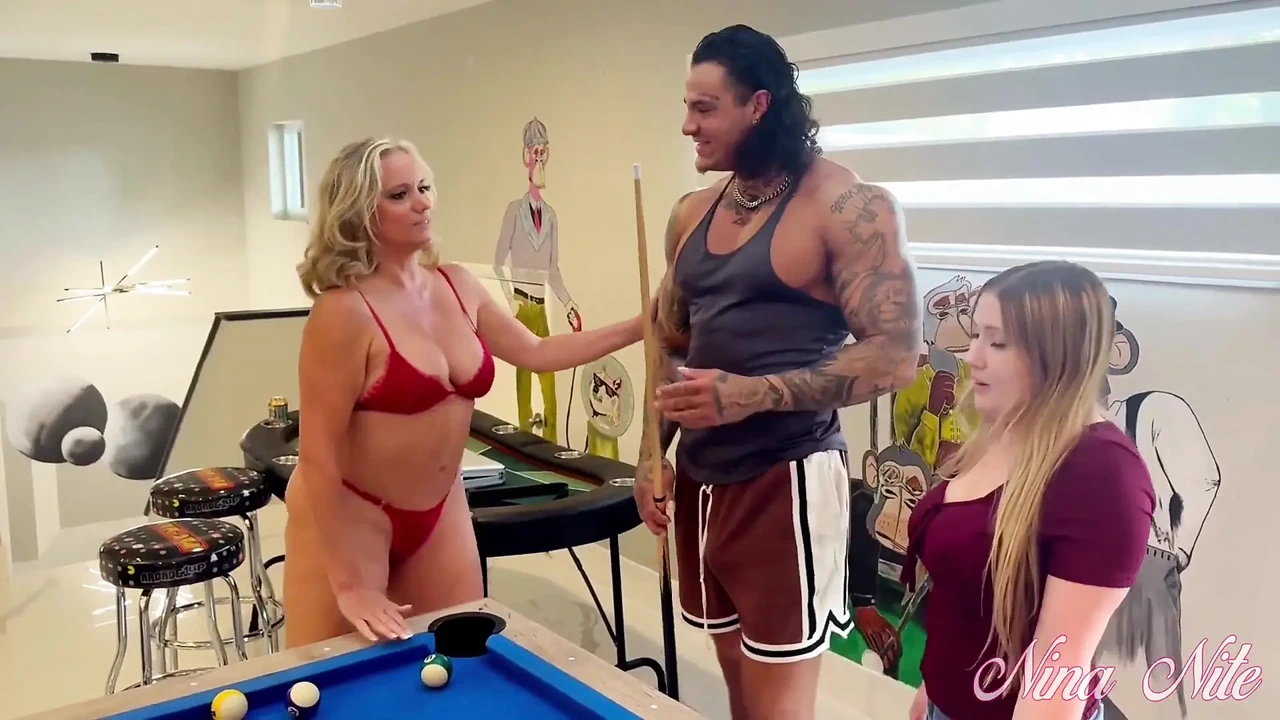 Nina和继女和男友玩得很开心