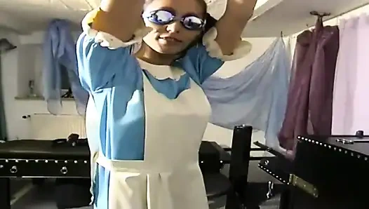 Горничную-брюнетку связали