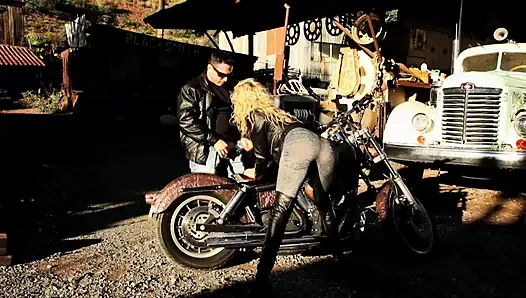 Блондинку Angel трахает машина