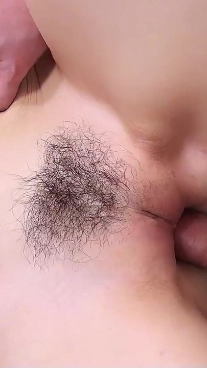 Mršava japanska devojka u varajućim creampie gangbang-u sa starijim momcima u punom japanskom JAV pornografiji | Klip 2