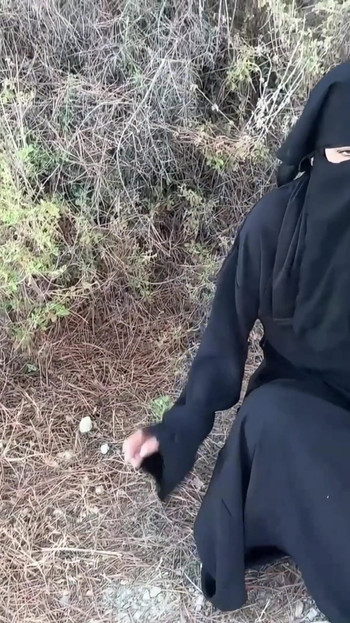 Libanesische Hijab-schlampe spielt im wald mit ihrer muschi und squirtet | Clip 1