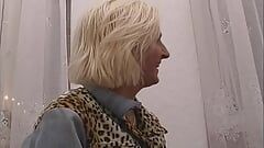 Una vecchia signora tedesca si diverte a diteggiarla e strofinarsi la vagina rasata