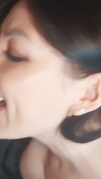 Hot MILF wife gives me a blowjob close-up shot. | Clip 1
