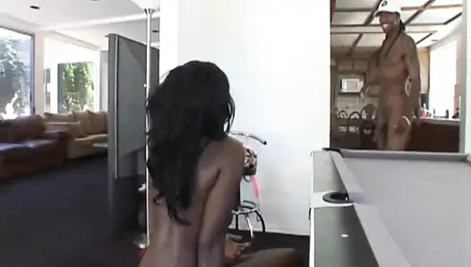 Zenci hatun sert üçlü grup seks yapıyor