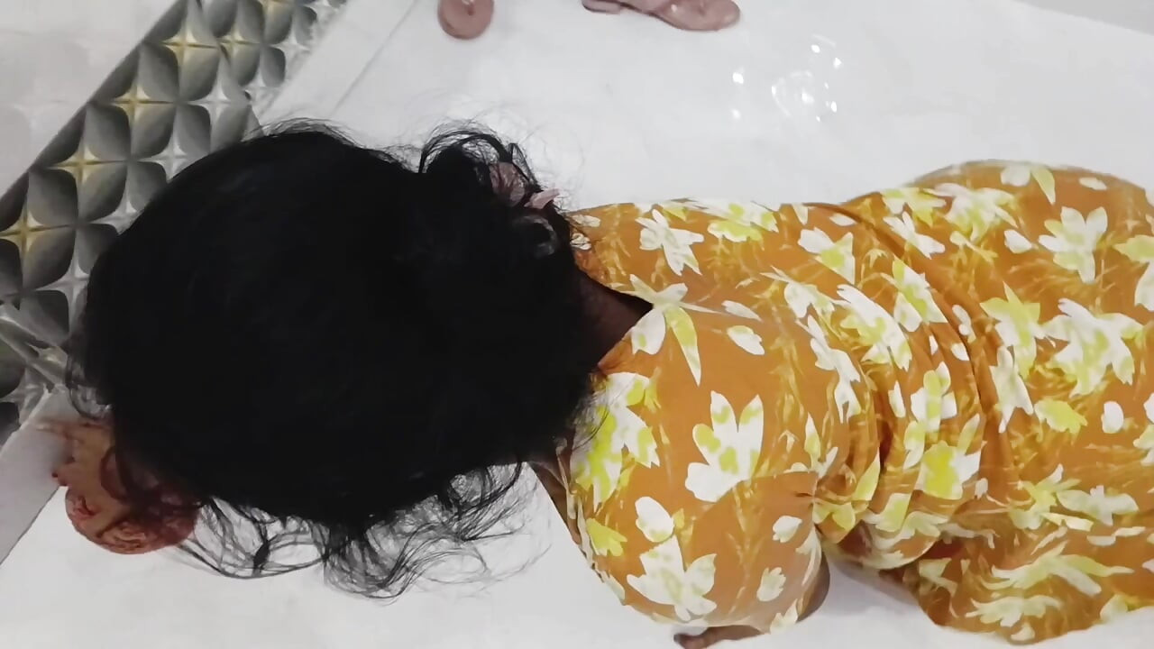 Bela limpeza do chão da menina indiana leva a massagem fumegante e jogo de porra