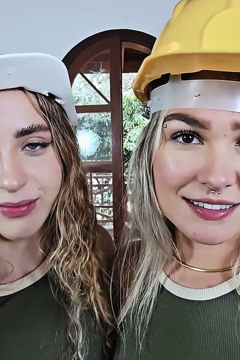 Hard hats off - deux travailleuses blondes s’embrassent sur le lit de chantier