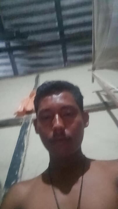 Chico caliente masturbándose