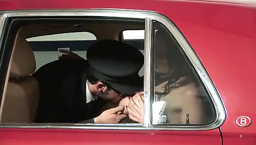 Azgın orta yaşlı seksi kadın arabada her iki deliğini de siktiriyor