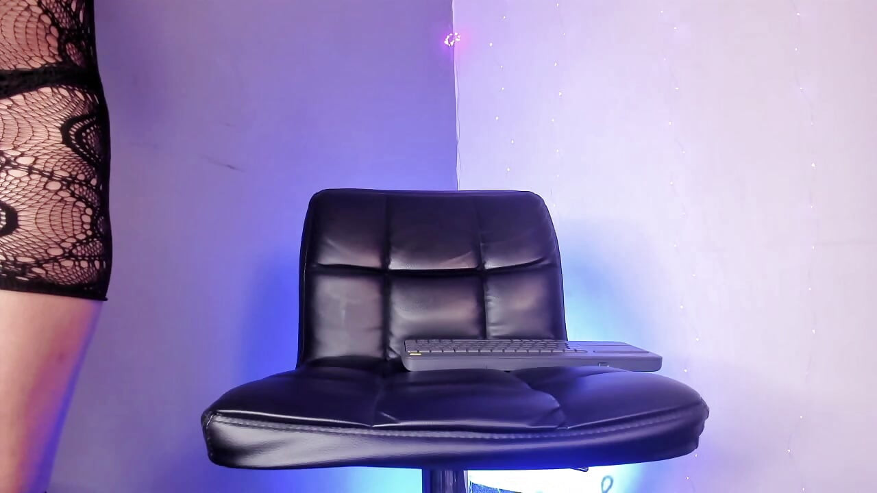Trans sissy, derin poposunu dildo ile sikiyor, naylon ayakları seni takılıyor