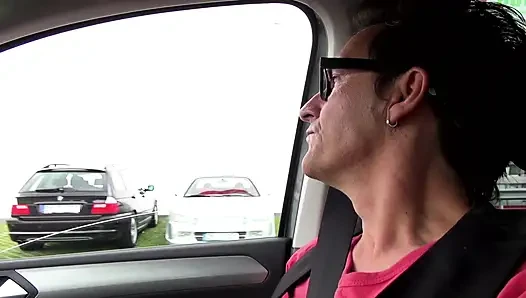 Harter sex im auto mit tätowierter vollbusiger MILF