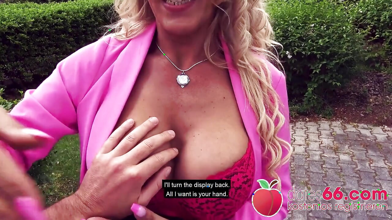Milfka s obrovskými kozami šuká v bytě Lana Vegas
