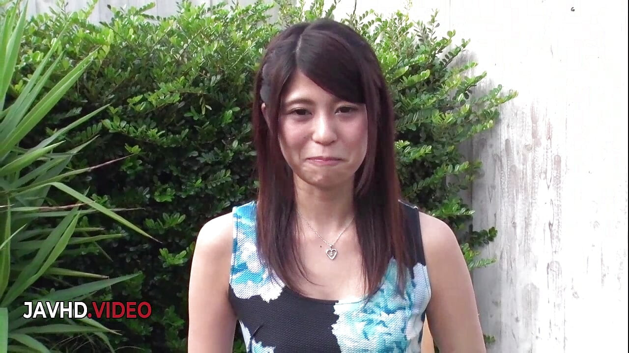 Νεαρή χαριτωμένη παίρνει πίπα σε εξωτερικό χώρο στην κάμερα ενώ γυρίζεται ζωντανά