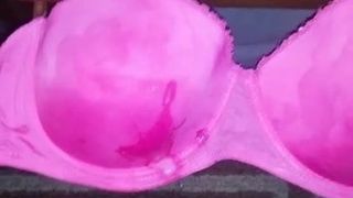 Розовый брызг спермы в розовый лифчик