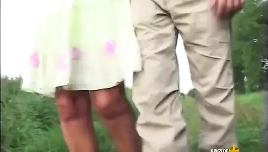 Зрелую женщину страстно трахает молодой парень на улице