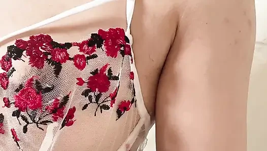 Zierlicher körper trägt neuesten bikini schön