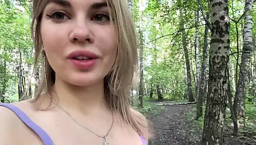 Aku ngentot memekku pakai makanan sambil jalan-jalan!