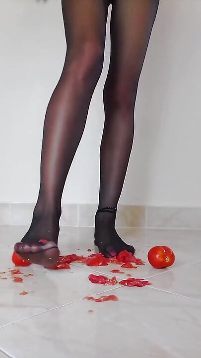 Tomaten zermalmen in schwarzer strumpfhose