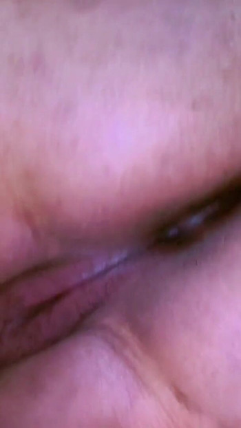 मेरे कमरे में प्रवेश किया जबकि मैं हस्तमैथुन कर रहा था और मेरी तंग चूत और गांड का छेद चाटता था, फिर वह मेरी पीठ रिकॉर्ड करता है और शुरू करता है ... । क्लिप 2