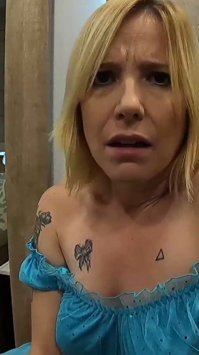 Stesønn lurer stemor med en godbit – Jane Cane, Shiny Cock Films | Klipp 1