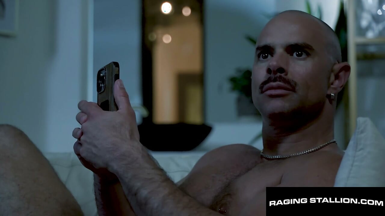 RAGING STALLION - De jock krijgt een hardcore blowjob en neemt daarna diepe anale penetratie