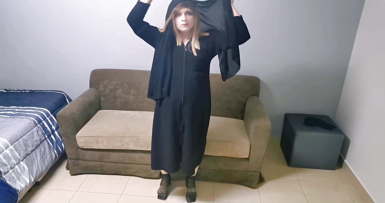 Hjärntvättade Muslima Sissy tar av sig sin abaya och niqab