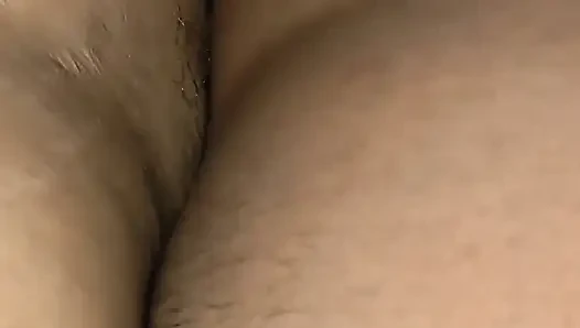 Seksi üvey kız kardeş seks sırasında çok eğlenmek istiyor