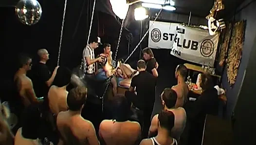 Ggg - Canlı Grup Seks Partisi - Adina Birden Fazla Adamla Sikişiyor Ve Yüzüne Dağınık Bir Şekilde Boşalıyor