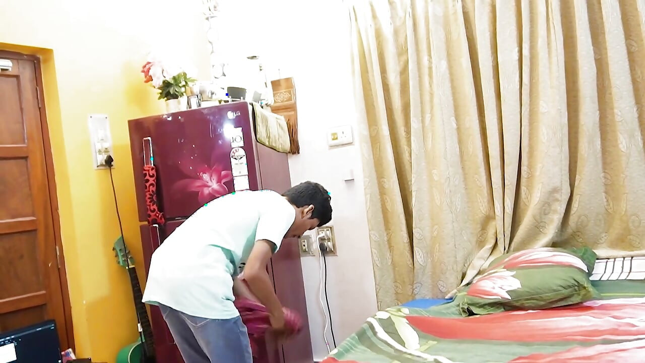 Seksi bir çift partiden sonra eve dönüyor ve orada hizmetçinin önünde seks yapıyor ve hizmetçileri de zar zor sikişiyor