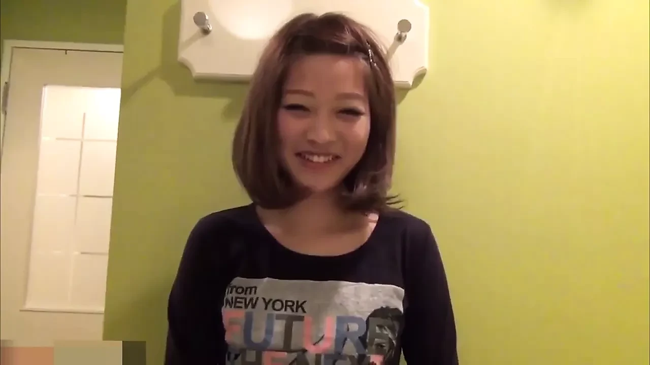 Gadis Jepang menunjukkan vaginanya