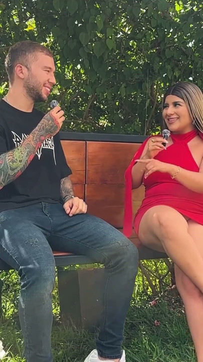 Naty Delgado, wanita pirang Kolombia, memiliki podcast yang diakhiri dengan seks di luar ruangan - Brian Evansx