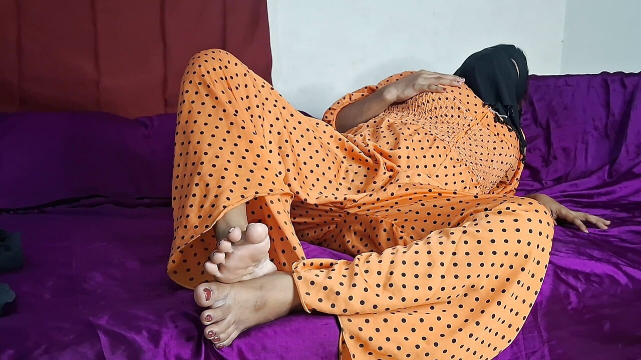 The desi whore wife quenched her thirst. Alone at home, she inserted a toy into her pussy and released water.