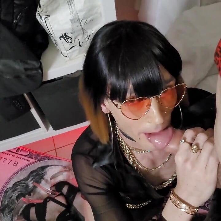 Patron Noel ikramiyesi için büyük boruları kesiyor. VaneSsaBiTCHx PariSChienneTrvprod91