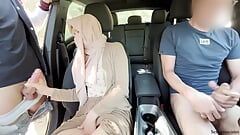 我的穆斯林妻子第一次戴着穆斯林头巾在公共场合缠身。法国游客差点把她的阿拉伯阴户撕裂。