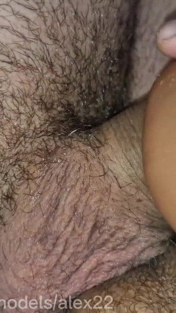 「2本の巨根がゴム穴から熱い精液を潮吹きする、硬いマルハナバチの熱い情熱」の象徴的な瞬間