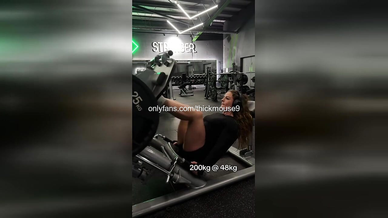 Gangbang de gym en direct TikTok : 5 inconnus inséminent une chatte de 18 ans