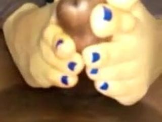 Real azul uñas trabajando con el pie