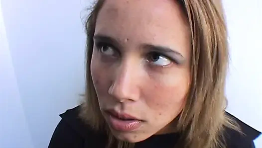 Aşırı kızlara işiyor ve yutuyor